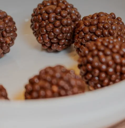 Brigadeiros da linha adoçada com tâmara em prato de cerâmica