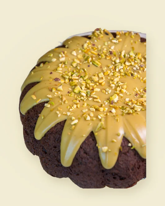 Bolo de chocolate com pistache, foto do cardápio de encomendas da Momma