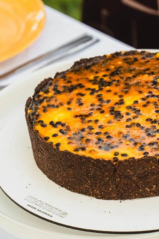 Torta de maracujá com chocolate, foto do cardápio de encomendas da Momma