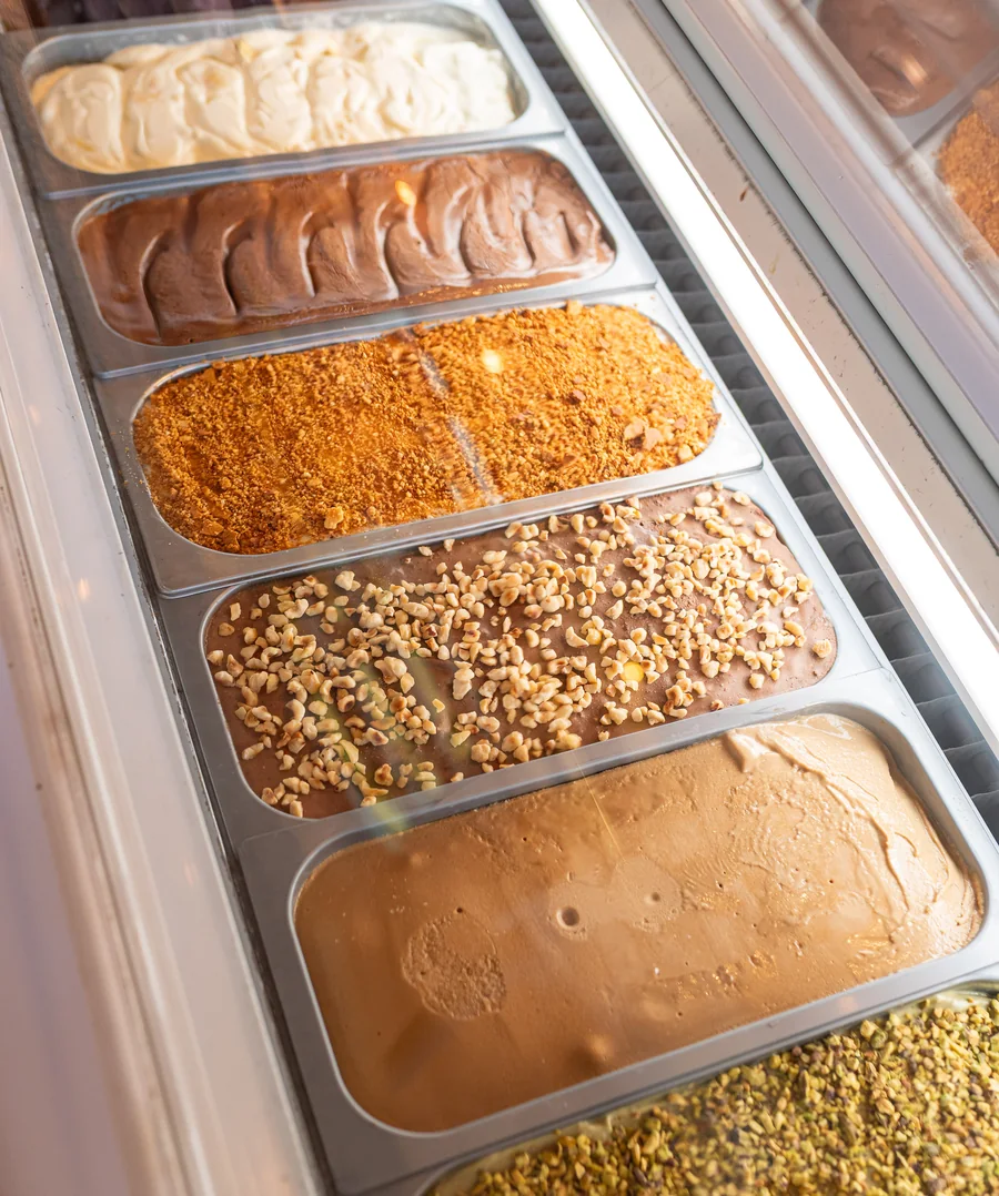 Vitrine de gelatos da Momma com sabores de pistache, doce de leite e chocolate