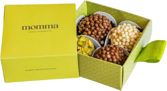 Caixa verde-limão da Momma aberta com bombons e docinhos